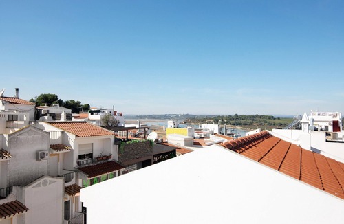 Alvor House | Be Glow Home with Terrace, Balcony & Wi-Fi