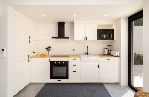Lombos Apartment | Beachside bliss: Carcavelos 1BR w/patio & parking