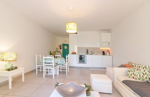 Prainha Apartment | Blue Escape – Prainha, Alvor with Shared Pool, Garden and Wi-Fi