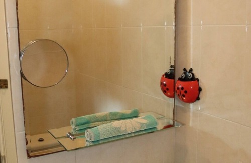 Apelacao Condo | Blue room near Lisbon airport and Oriente train station.