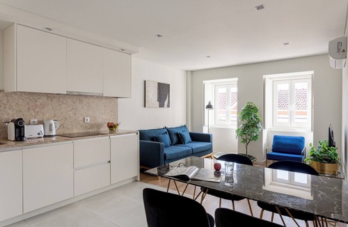Linda-a-Velha Apartment | Bright 2-Bedroom Apartment in Ajuda with AC