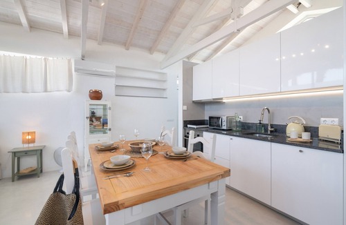 Moncarapacho e Fuseta Apartment | Bright Algarve Cottage with Yoga, Pilates and Natural Pond