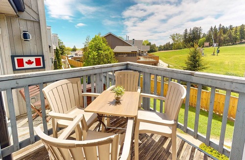 Craigleith House | Bright, lofty condo w/2 decks & shared pool, tennis - walk to lift