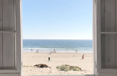 Costa de Caparica Cabin | Cabana Azul is a beautiful beach cabin facing the Atlantic.