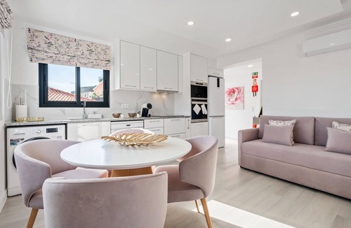 Santa Luzia Apartment | Camacho Studios - Pink Room by Homie