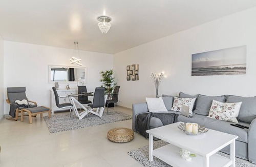 Canico Apartment | Caniço VI, spacious apartment with pool.