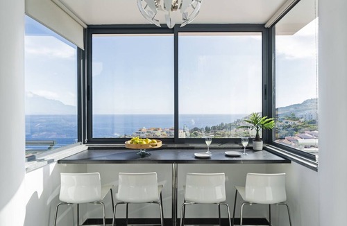 Canico Apartment | Caniço VI, spacious apartment with pool.