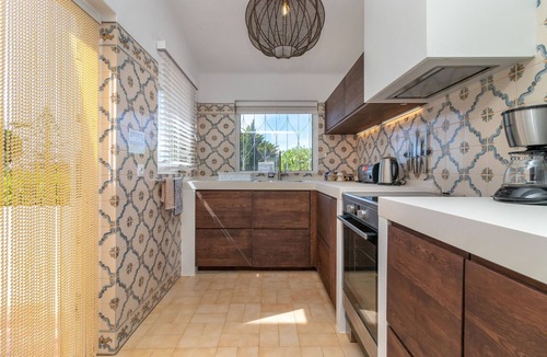 Mato Serrao Villa | Casa Amoreira - 2 bed villa on resort with swimming pools, a short walk from to beach, town & amenities