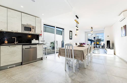 Pera House | Casa Colina II – Pool, BBQ & Family Retreat