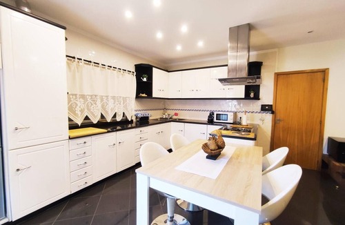 Lanhelas Apartment | Casa Da Veiga: 3-Bedroom Apartment with Sea View, Balconies, and Wi-Fi