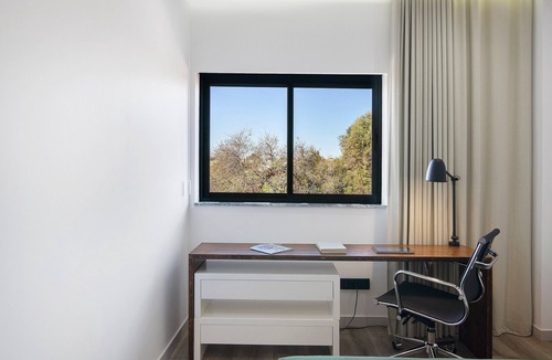 Bela Curral House | Casa das Amendoeiras: Country House with Balcony, Wi-Fi, and Air Conditioning