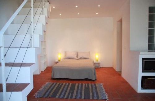 Quelfes House | Casa de Borboletas