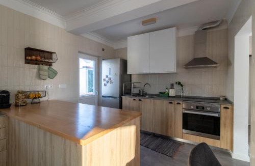 Castelo Villa | Casa do Mural - Heated Pool, Games Room & Beaches!