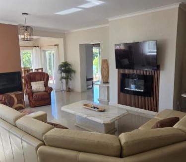 Alfanzina House | Casa Elizabeth -3BR Heatable Pool -Walk to Beach