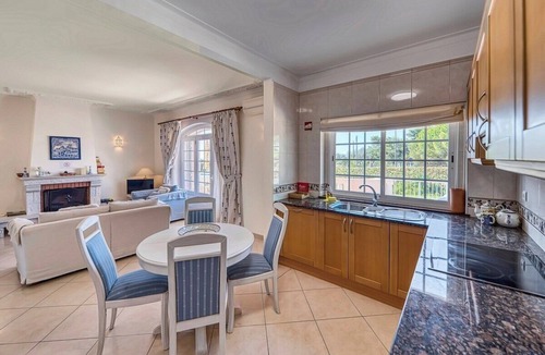 Caramujeira Ski Chalet | Casa Marinha 1 - Next to Marinha Beach with swimming pool!