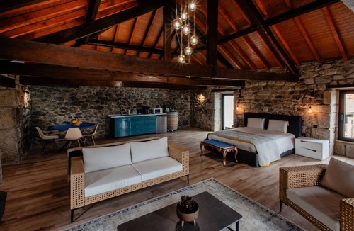 Lamego Ski Chalet | Chalet 'Open Space with Jacuzzi Lamego' – Mountain View, Wi-Fi & Air Conditioning