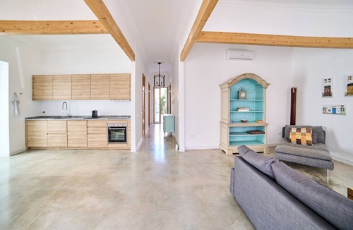 Sao Pedro House | Charming 2-bedroom building in lovely Faro with WiFi, AC