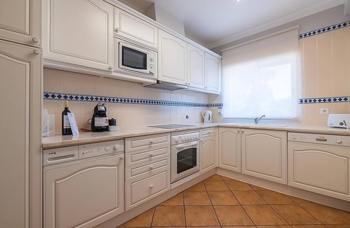 Lagoa e Carvoeiro Apartment | Contemporary 2BR Villa Surrounded by Vineyards, Perfect for Tranquil Getaway