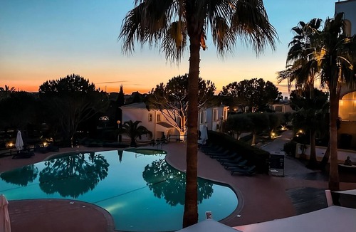 Lagoa e Carvoeiro Apartment | Contemporary 2BR Villa Surrounded by Vineyards, Perfect for Tranquil Getaway