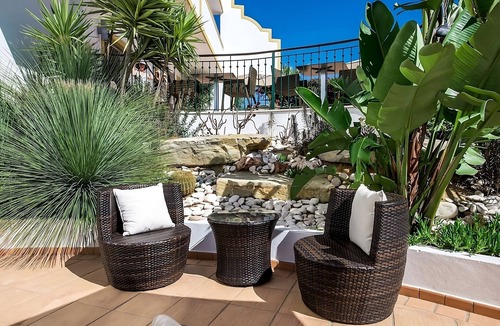 Lagoa e Carvoeiro Apartment | Contemporary 2BR Villa Surrounded by Vineyards, Perfect for Tranquil Getaway
