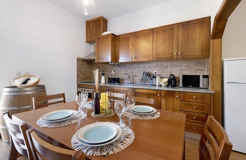 Palmela Cottage | Cottage 'Casa Verdelho' with Shared Pool, Shared Terrace and Air Conditioning