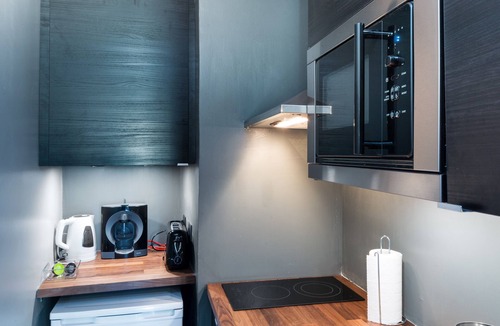 Estoril Apartment | Cozy BeachFront Apartment in front of beach, train and bus.