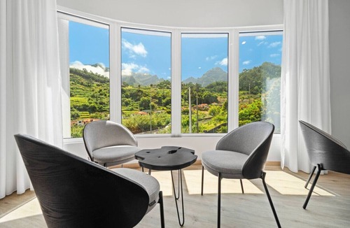 Sao Vicente House | Deluxe Double Room with Balcony Q2