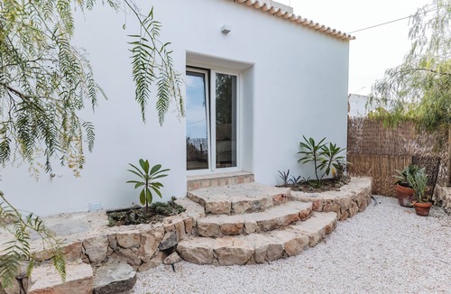Moncarapacho e Fuseta Cottage | Dreamy Garden Cottage with Natural Pond in Algarve