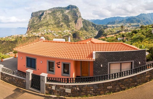 Faial House | Elegantes Haus in Santana mit Garten und Grill by Interhome