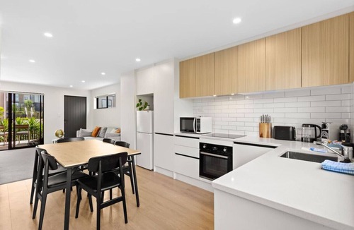 Mangere Bridge House | Executive Townhouse (by Furnished Rentals)