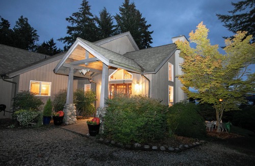 Vashon Island House | Expansive Breathtaking Waterview home