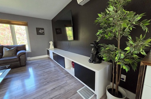 Fall River House | Fall River Haven Pet Friendly. Full kitchen. A Home away from Home.