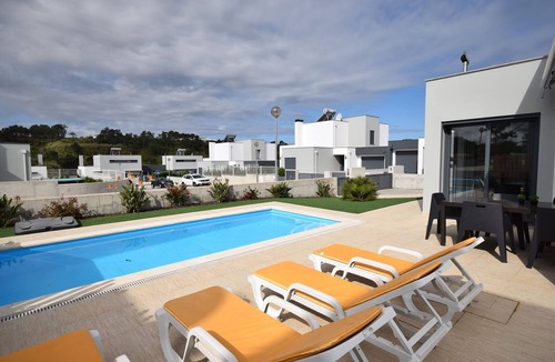 Foz do Arelho Villa | Family Villa with Terrace and Pool