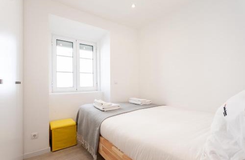 Linda-a-Velha Apartment | FLH Ajuda Modern Apartment