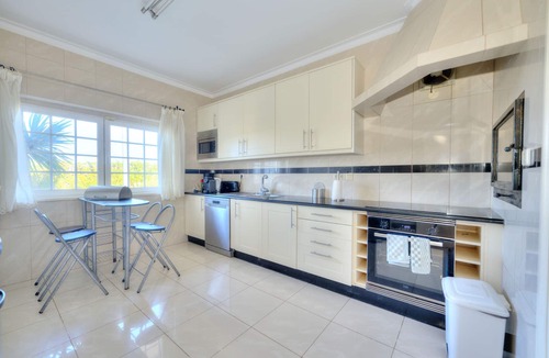 Lagoa e Carvoeiro Apartment | Ground floor apt, 450m from the beach, shared pool,BBQ close to resort