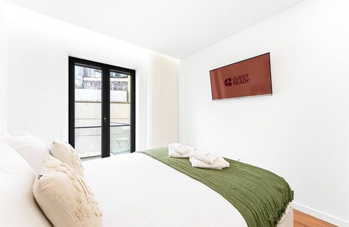 Bonfim Apartment | GuestReady - Blossom Mosaic Sunflower Apartment