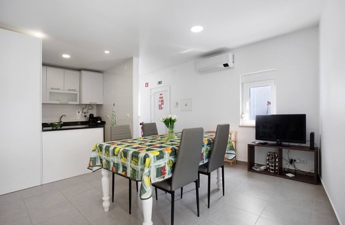 Sao Martinho do Porto House | Holiday Home 'Casa Ribeiro' with Balcony and Wi-Fi