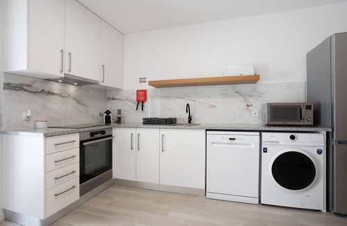 Sao Martinho do Porto House | Holiday Home 'T3 São Martinho Do Porto' with Shared Terrace and Wi-Fi