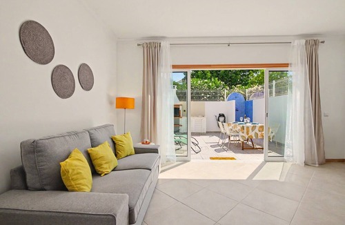 Manta Rota House | Holiday Home 'Lemon Tree House' with Private Terrace, Wi-Fi and Air Conditioning