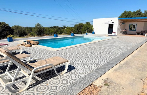 Quatrim do Sul House | Holiday Home 'Bela Vista Retreat - Lavender' with Sea View, Wi-Fi and Air Conditioning