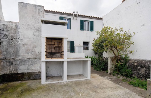 Relva House | Holiday Home 'Casa Dona Isaura' with Mountain View, Private Terrace and Wi-Fi
