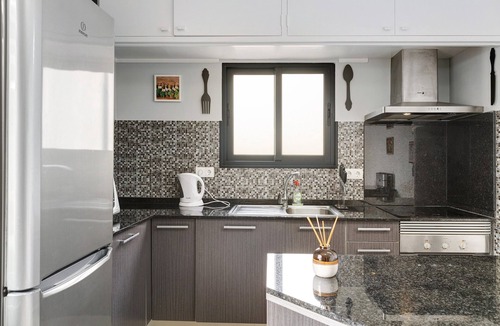 Canico House | Holiday Home "Casa Vila Garajau" with Pool, Terrace & Wi-Fi