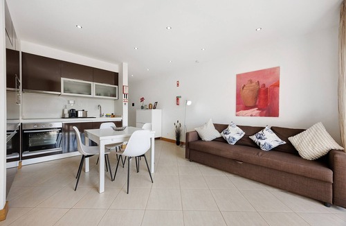 Funchal House | Holiday Home 'Daniel's House' with Shared Pool, Wi-Fi and Air Conditioning