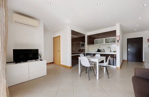 Funchal House | Holiday Home 'Daniel's House' with Shared Pool, Wi-Fi and Air Conditioning