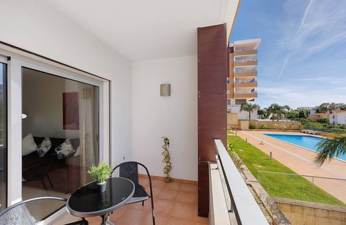Funchal House | Holiday Home 'Daniel's House' with Shared Pool, Wi-Fi and Air Conditioning