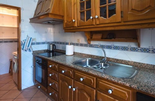 Arcos de Valdevez House | Holiday Home 'Vez' with Mountain View, Private Garden and Wi-Fi