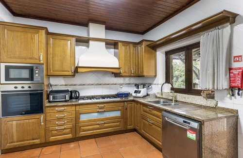 Rio Caldo House | Holiday Home 'Refúgio Da Nelinha' with Private Pool, Private Terrace and Wi-Fi