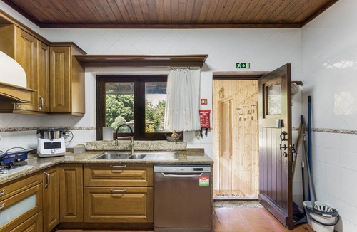 Rio Caldo House | Holiday Home 'Refúgio Da Nelinha' with Private Pool, Private Terrace and Wi-Fi