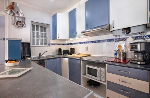 Alfanzina Apartment | Holiday Home 'Shellls Apartment' with Shared Terrace, Wi-Fi and Air Conditioning