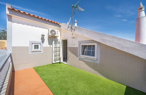 Mato Serrao House | Holiday Home 'Sol' with Private Terrace, Wi-Fi and Air Conditioning